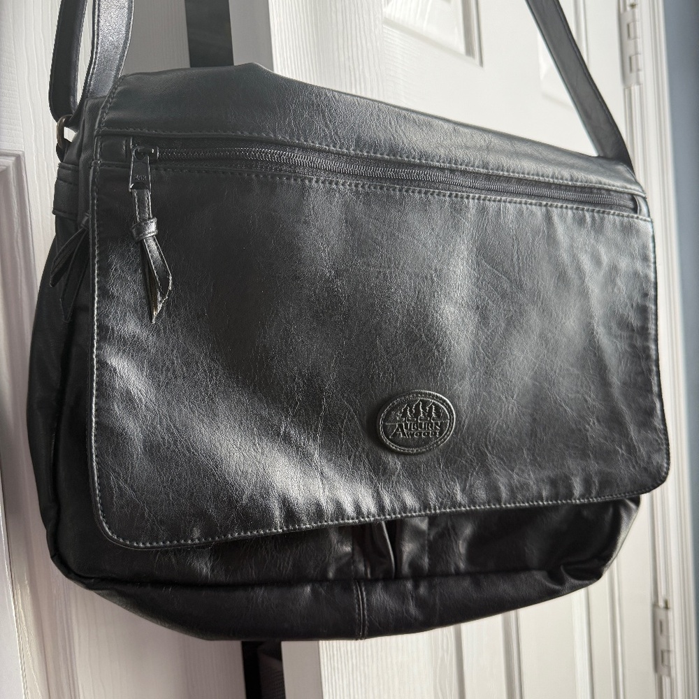 Black Auburn Woods Crossbody Messenger Bag in excellent condition